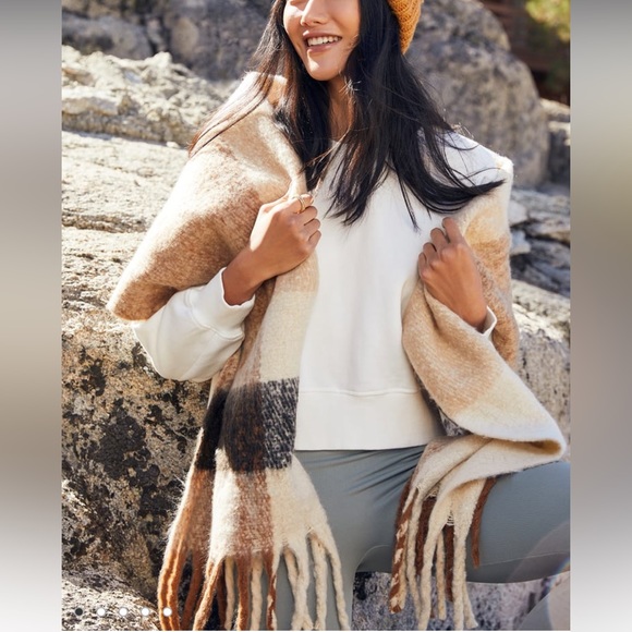 Lulus Accessories - Chunky fuzzy Ivory Multi Color Block Fringe Scarf